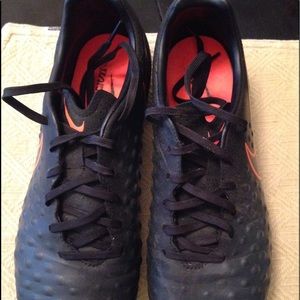 Men's soccer cleats